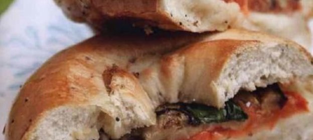 Бургеры с овощами и сыром