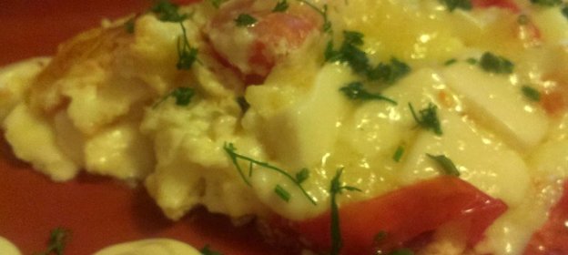 Яичница с плавленым сыром и томатами