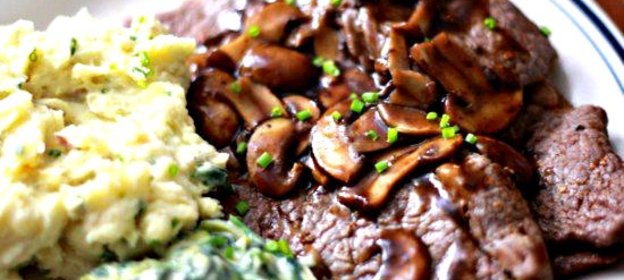 Стейк с грибным соусом и сливочным шпинатом