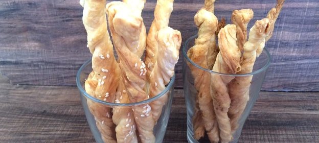 Палочки из слоеного теста