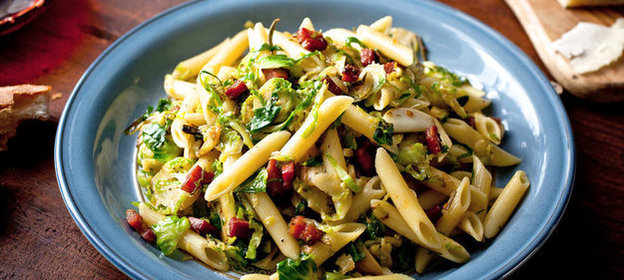 Паста с беконом, брюссельской капустой и цедрой лимона