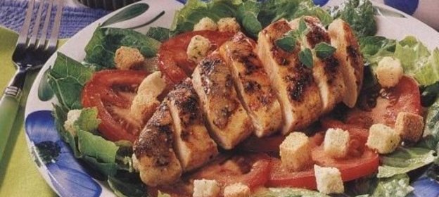 Салат «Цезарь» с куриным филе, приготовленным на гриле