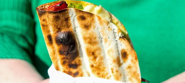 Лепешки с овощами-гриль и моцареллой