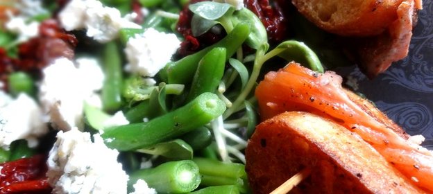 Лосось в чиабатте с салатом из зеленой фасоли, рокфора и вяленых помидоров