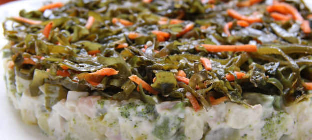 Салат с кальмарами и морской капустой