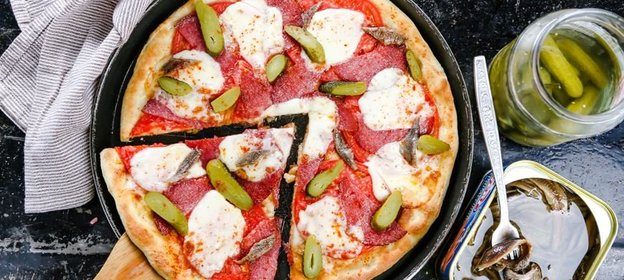 Пицца с колбасой и солеными огурцами