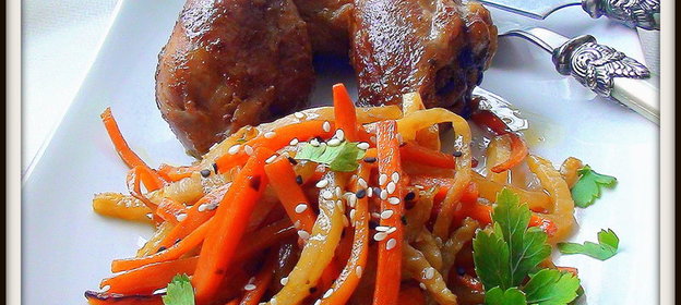 Жареная курочка в цитрусовом маринаде с овощными палочками на гарнир