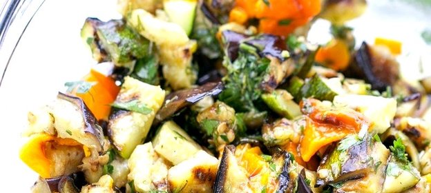 Салат из печеных баклажанов и перцев