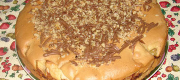 Пирог с яблоками, шоколадом и грецким орехом