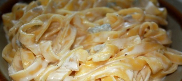 Сливочные спагетти с сыром и специями