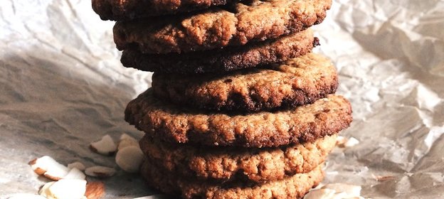 Печенье из миндальной муки и арахисовой пастой