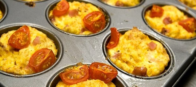 Необычные маффины с ветчиной и сыром