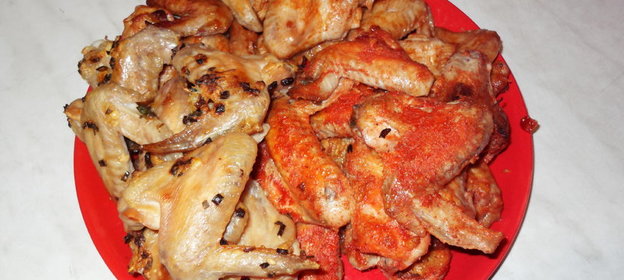 Вингз - куриные крылья в трех маринадах с ореховым соусом