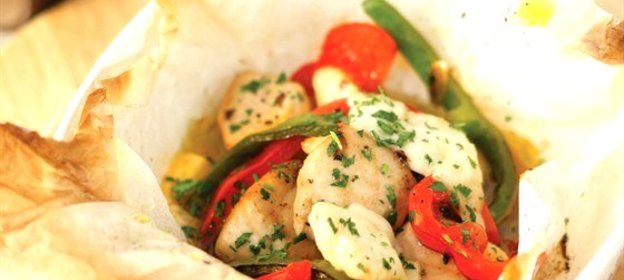 Куриная грудка в конверте, запеченная с овощами и сыром