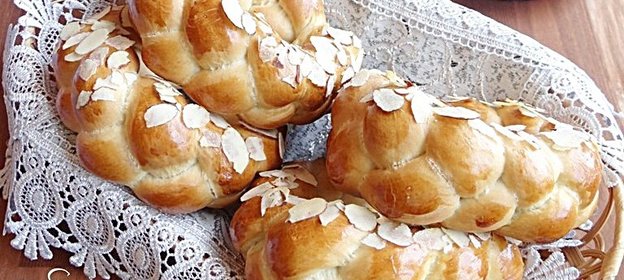 Булочки-веночки с миндальными лепестками