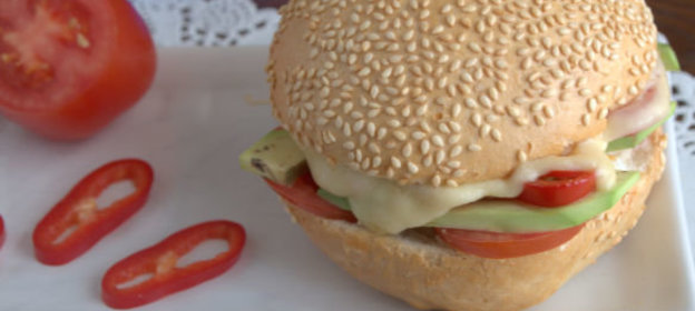 Бургер домашний, с авокадо и чили