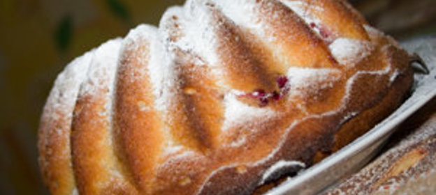 Творожный кекс с вишней и клубникой