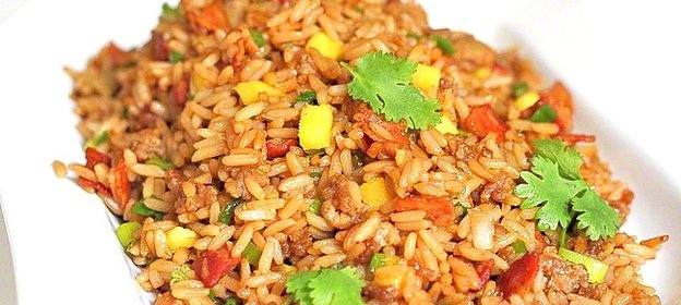Жареный рис со свининой