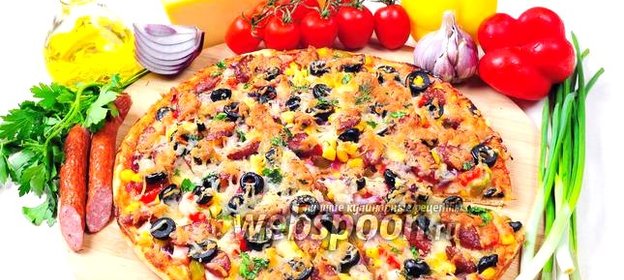 Пицца с курицей и охотничьими колбасками