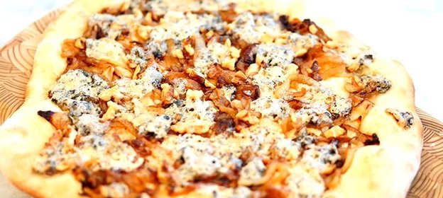 Пицца с сыром с плесенью