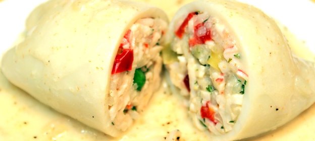 Кальмары, фаршированные овощами с крабовыми палочками
