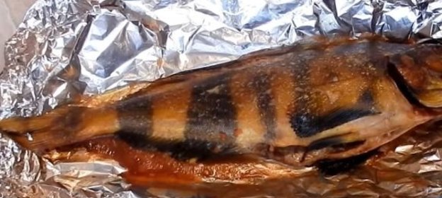 Ветчина жареная на ломтиках хлеба