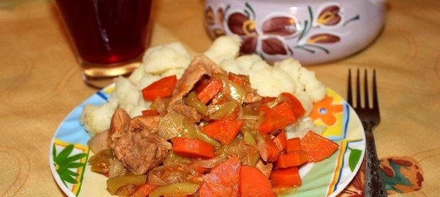 Тушеное мясо с гарниром из цветной капусты