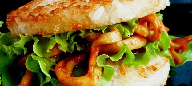 Рисовый бургер с кальмарами терияки