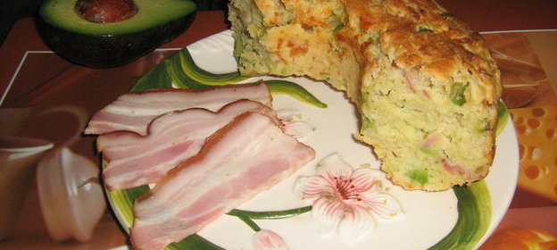 Закусочный кекс с авокадо и беконом