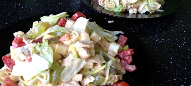 Салат «Цезарь» с макаронами