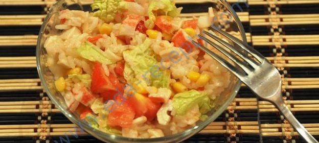 Салат крабовые палочки рис кукуруза и помидоры