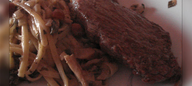 Стейки - с ИМБИРЁМ, паста с ГРИБАМИ, а всё вместе очень вкусно