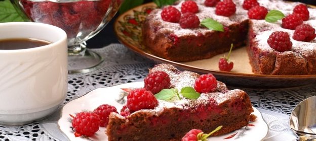 Шоколадный пирог с малиной