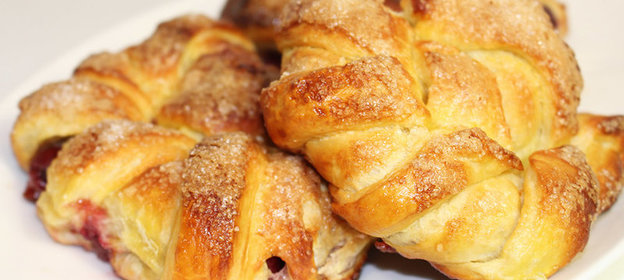 Слоеные булочки с вишней (как красиво завернуть)