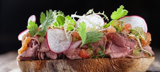 Тартин с ростбифом с кунжутно-луковой заправкой