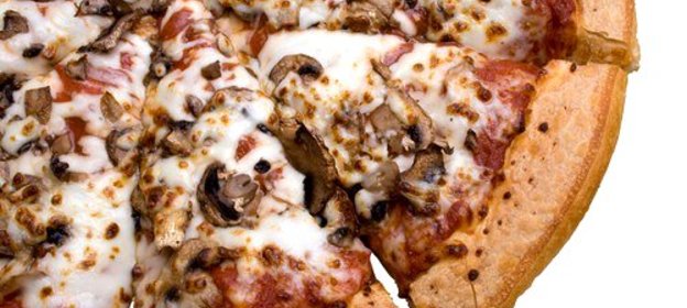 Пицца со свежими грибами под соусом