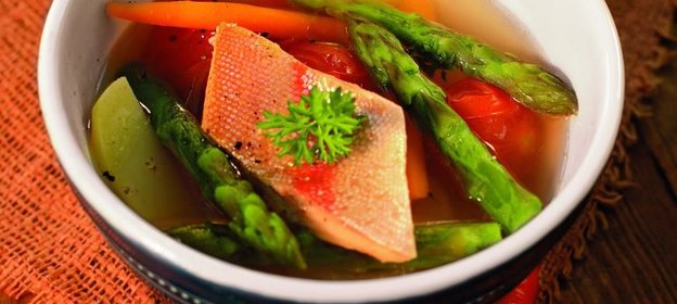 Золотая форель в остром бульоне с овощами