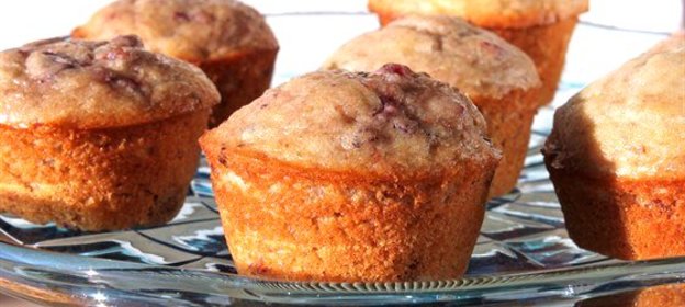 Зимние маффины с клюквой и орехами