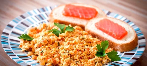 Болтунья с помидорами