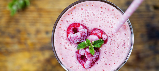 Малиновый смузи на кокосовом молоке
