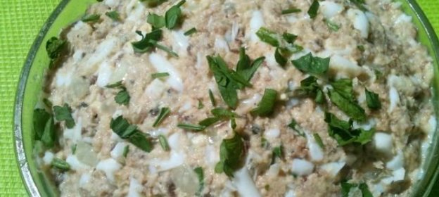 Салат из консервированной рыбы и яиц