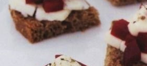 Канапе из ржаного хлеба со свеклой