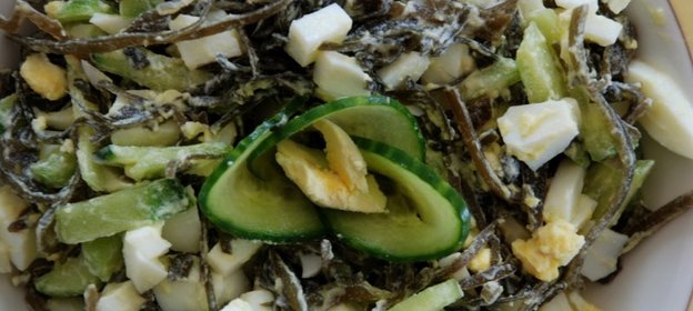 Салат из морской капусты с перепелиными яйцами