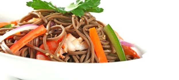 Бульон с гречневой лапшой и морскими гребешками