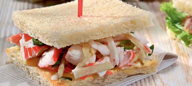 Классический сэндвич с крабовыми палочками