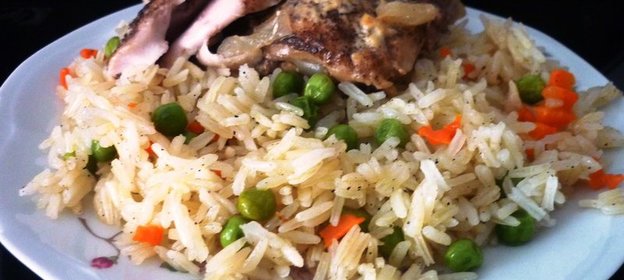 Курица по-купечески в горшочке с рисом и зеленым горошком