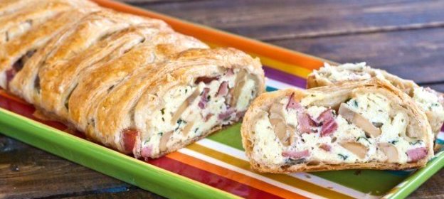 Яичница-болтунья в слоеном тесте