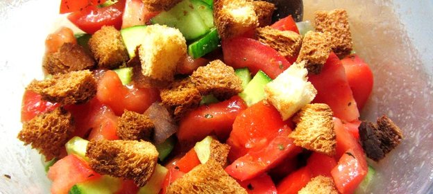 Овощной салат с гренками и уксусной заправкой