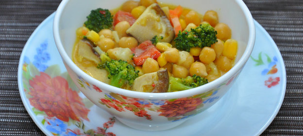 Овощи с нутом, карри и кокосовым молоком