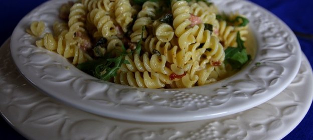 Паста фузилли с цукини и беконом